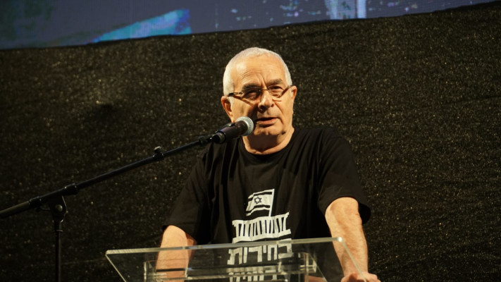 עמוס מלכא בהפגנה להקדמת הבחירות