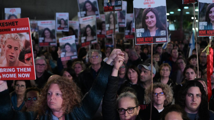 עצרת בכיכר החטופים, מחזיקות ידיים