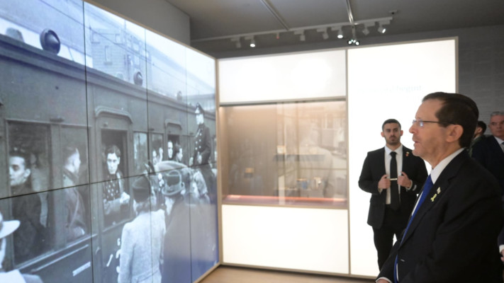 הנשיא יצחק הרצוג בחנוכת מוזיאון השואה באמסטרדם (צילום: עמוס בן גרשום, לע''מ)