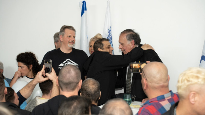 יונה יהב בחגיגות הניצחון בחיפה  (צילום: גביש מדיה)