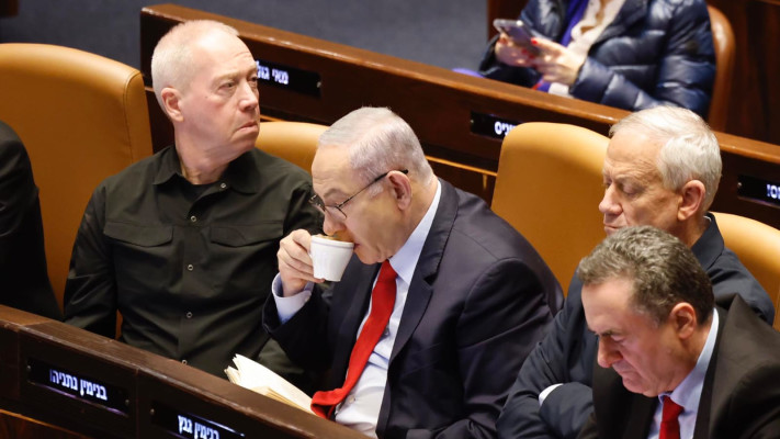 בנימין נתניהו, בני גנץ, יואב גלנט, ישראל כ''ץ. הישיבה על הגדלת התקציב, מרץ 2024