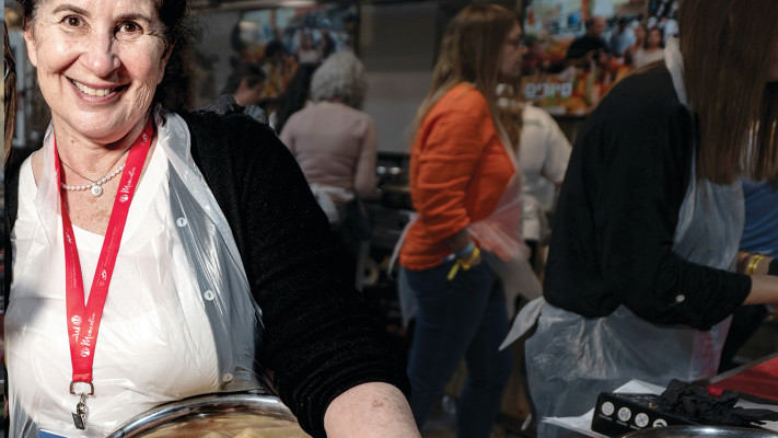 לורן פרל מבשלת לחיילים