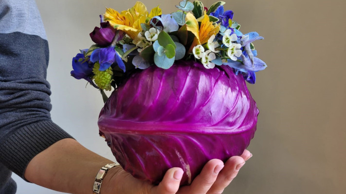 שזירת פרחים בתוך כרוב (צילום: פסקל פרץ־רובין, יעל אלבאום־שיין)