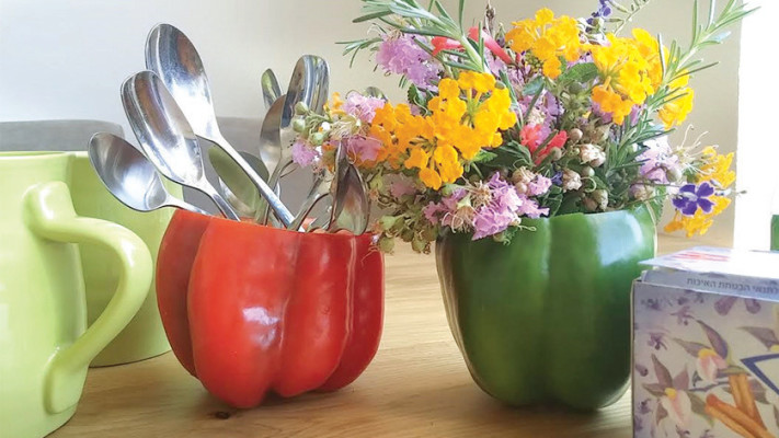 ירקות ככלי קיבול בשולחן או מזנון