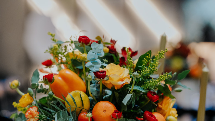 סדור פרחים מרכז שולחן עם פרי וירק  (צילום: פסקל פרץ־רובין, יעל אלבאום־שיין)