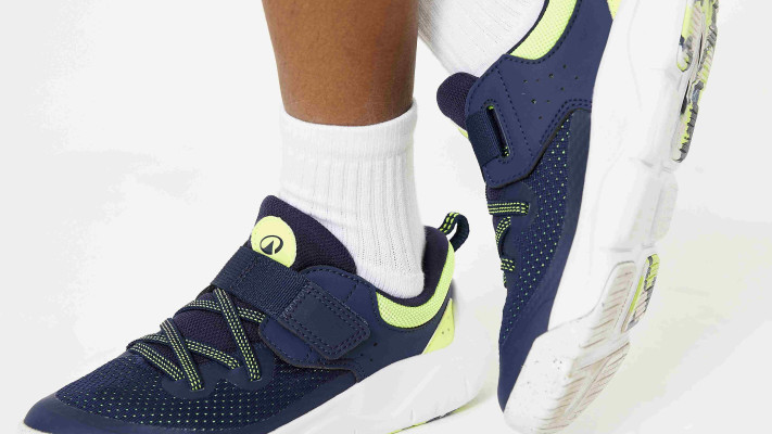 נעלי ספורט DECATHLON עם הלוגו החדש