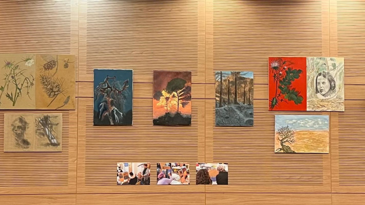 יצירותיהם של עשרות אומנים עם מוגבלויות, נתלו השבוע בתערוכה מיוחדת בחדר ועדת החינוך של הכנסת (צילום: בצלאל חבס)