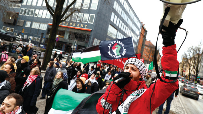 מפגינים בשטוקהולם שוודיה לדרישת הפסקת אש והדרת ישראל מהאירוויזיון (צילום: רויטרס)
