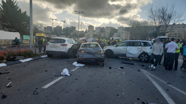 תאונת דרכים בין ארבעה רכבים בירושלים (צילום: דוברות מד''א)