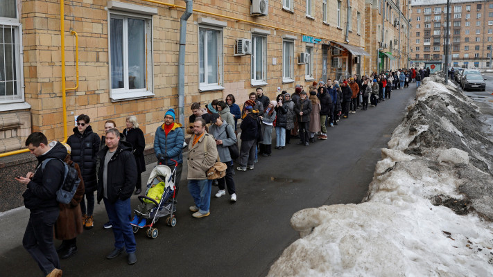 אזרחים רוסים עומדים בתור לקלפי במוסקבה (צילום: רויטרס)