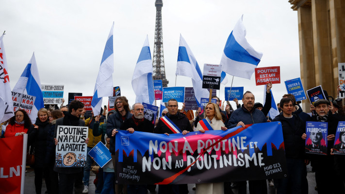 אזרחים רוסים מפגינים נגד פוטין בפריז (צילום: רויטרס)