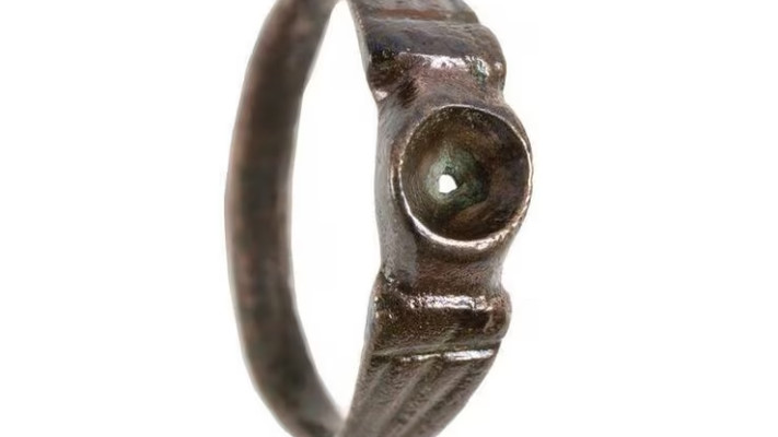 טבעת שהתגלתה במערכת המסתור בחוקוק (צילום: דפנה גזית, רשות העתיקות)