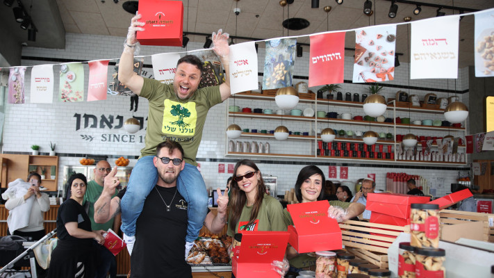 רוסלנה רודינה, טילטיל ודין מירושניקוב באריזת משלוחי המנות  (צילום: אור גפן)