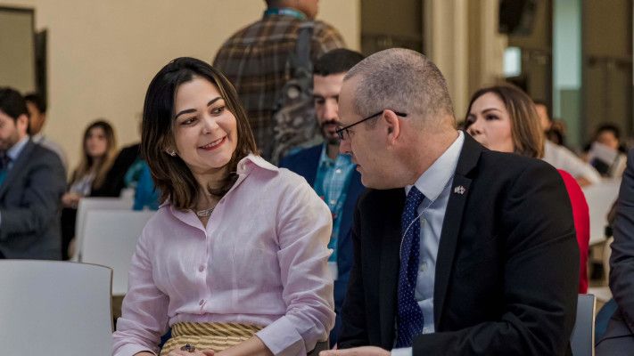 איתי בר-דב, ג׳נאיינה טאיוואני מנקומו (צילום: PROPANAMA, רשות ההשקעות והיצוא של פנמה)