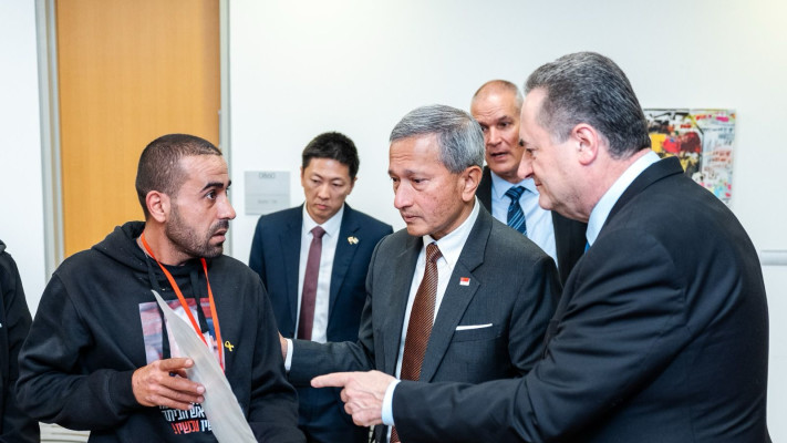 שר החוץ הסינגפורי, ויויאן בלאקרישנאן, עם סאלם אלאטרש (צילום: נגה מלסה, לע''מ)