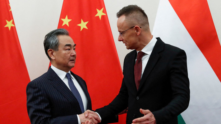 שר החוץ של סין וואנג יי נפגש עם שר החוץ ההונגרי פטר סיירטו בבודפשט