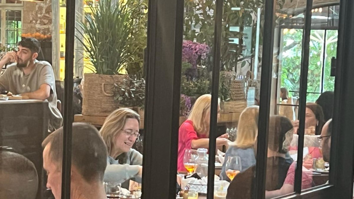 אילנה דיין בארוחת הבוקר (צילום: פרטי)