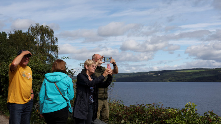 תיירים מצלמים את אגם לוך (צילום: רויטרס)