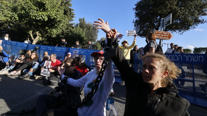 מפגינים חוסמים את הכניסה לכנסת