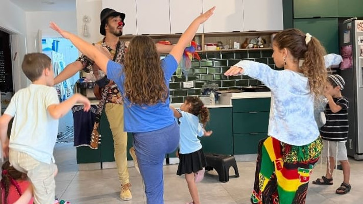 ליצנים מעמותת רופאי חלום