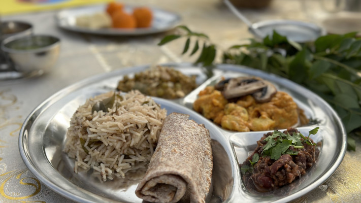 ארוחת הודית בריקשה בתעוז (צילום: ליהי רוזנברג, דיגיטל תיירות מטה יהודה)