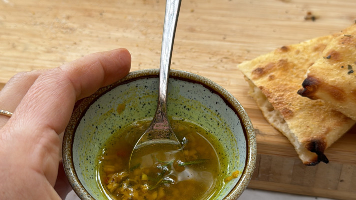 מטבל כורכום שום ושמן זית אצל צופית ואורי בנתיב הלה