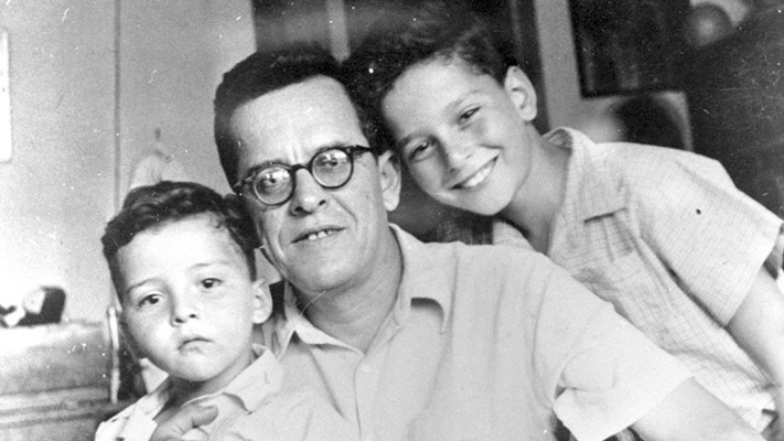 אבא אחימאיר עם שני בניו, יוסי (משמאל) ויעקב שנת 1947 (צילום: לע''מ)