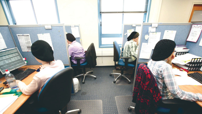 נשים חרדיות עובדות