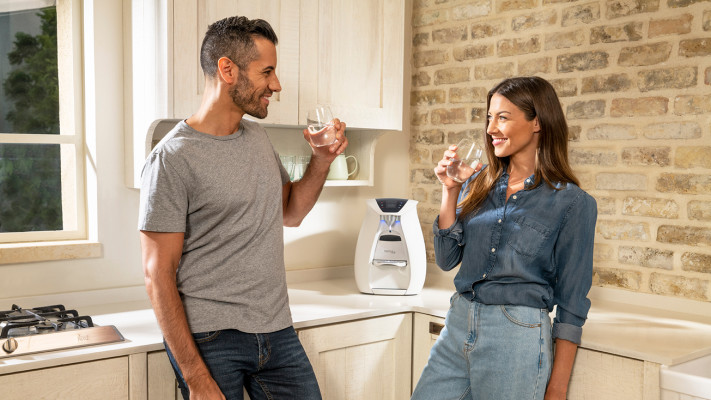 מתחילים את היום עם מים. תמי4 שטראוס מים