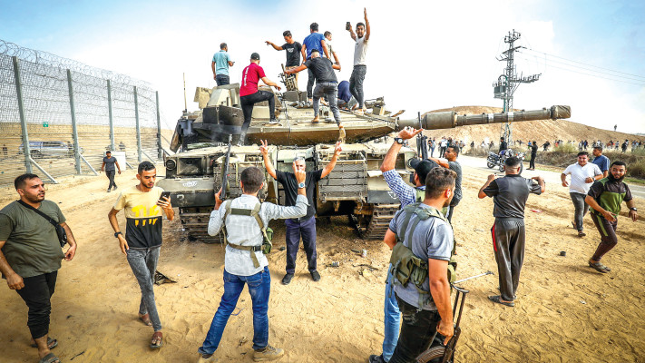 פלסטינים לאחר שחצו את גדר הגבול עם ישראל ברצועת עזה