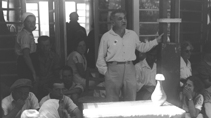 ברל כצנלסון נושא דברים בכינוס הקורא להגירה מהעיר אל הכפר