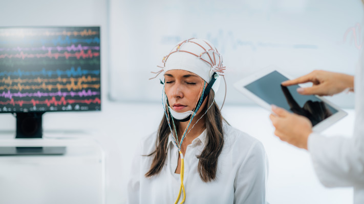 בדיקת EEG לאבחון אפילפסיה. הפרעה בגלים החשמליים (צילום: אינגאימג)