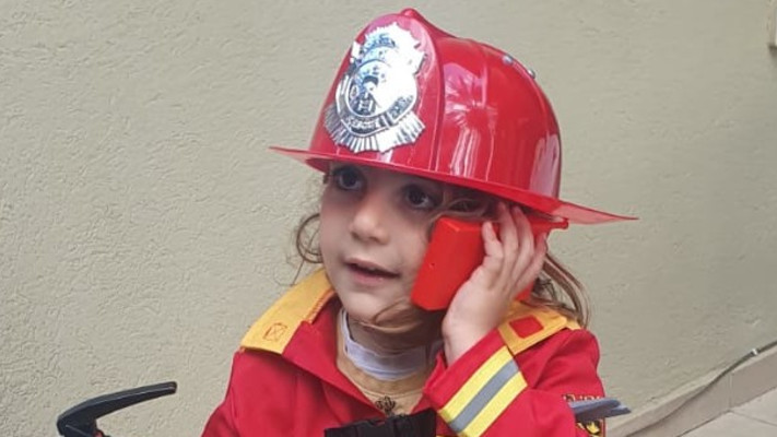 הילד אדם מחופש לכבאי 