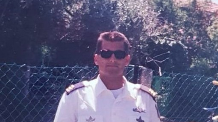 אביה של המפקדת אורי גרוסבך בתקופת שירותו בתור מפקד בספינה