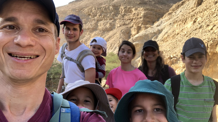 איתן מנחם נאמן ומשפחתו