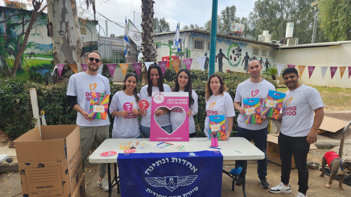 עובדי הייפר גלובל בהתנדבות בסחי פתח תקווה