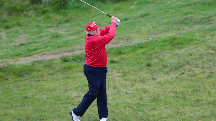 נשיא ארה''ב לשעבר דונלד טראמפ משחק גולף (צילום: רויטרס)