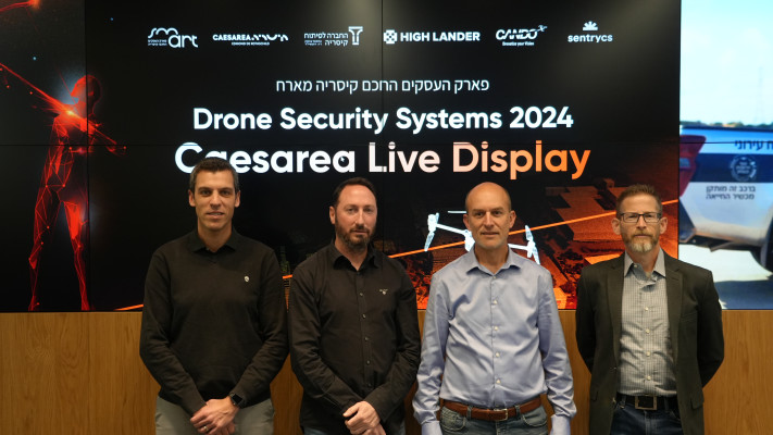 מימין לשמאל מאיר אבידן אלון קלוס עמיר לזובר ואלון אבלסון בקוקפיט המשוכלל של החברה לפיתוח קיסריה