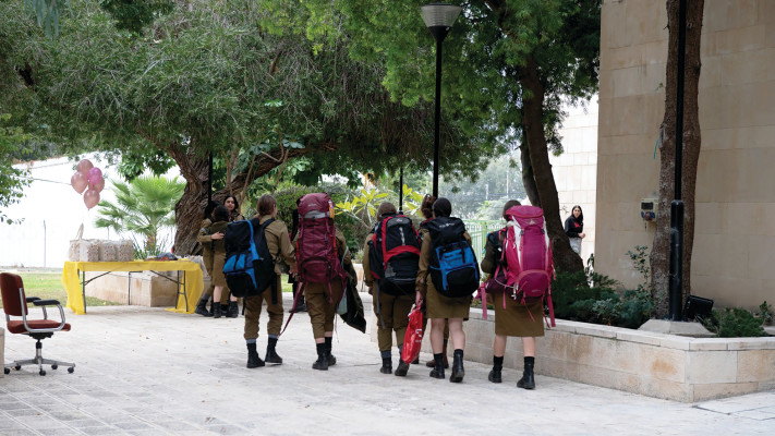 צעירות דתיות מתגייסות