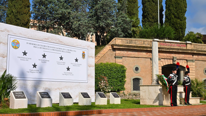 אנדרטה לזכר ההרוגים באסון טביעת הספינה באגם מאג'ורה (צילום: שימוש לפי סעיף 27א')