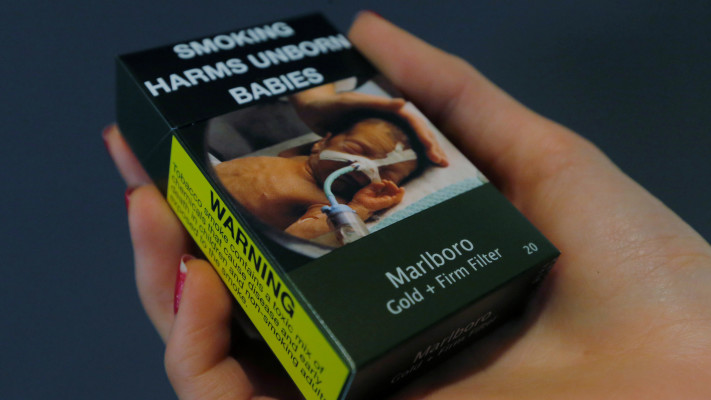 חפיסת סיגריות ועליה תמונה הממחישה נזקי עישון (צילום: רויטרס)