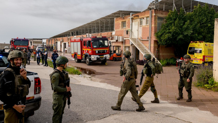 פגיעה ישירה במפעל בקריית שמונה (צילום: ארז בן סימון/TPS)