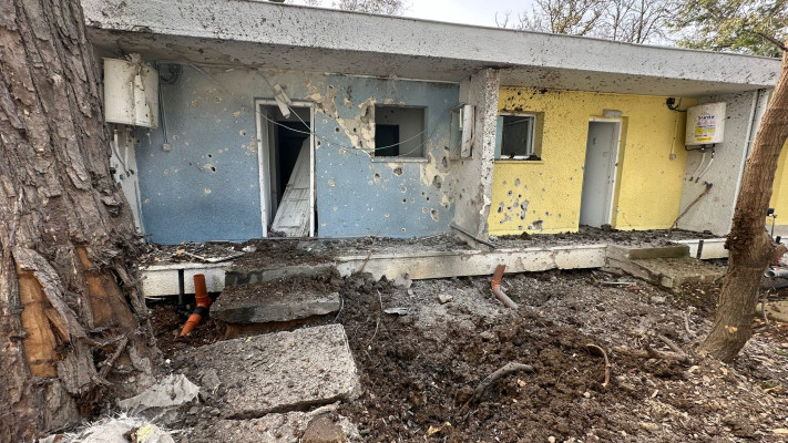 מבנה בק''ש שנפגע מפגיעת רקטה