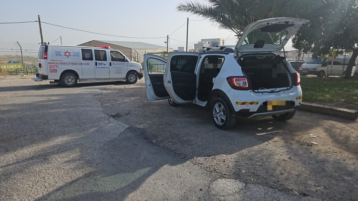 הרכב בו נסעו שניים מהפצועים בפיגוע בבקעת הירדן (צילום: מד''א)