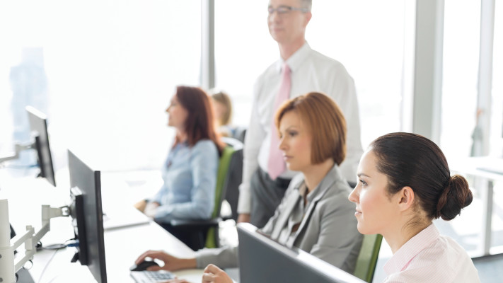 לא הרבה אחרי שהתקבלה לעבודה, היא והבוסית הפכו חברות טובות