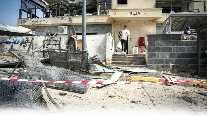 בנין בקרית שמונה שנפגע מרקטת חיזבאללה (צילום: איל מרגולין, פלאש 90)