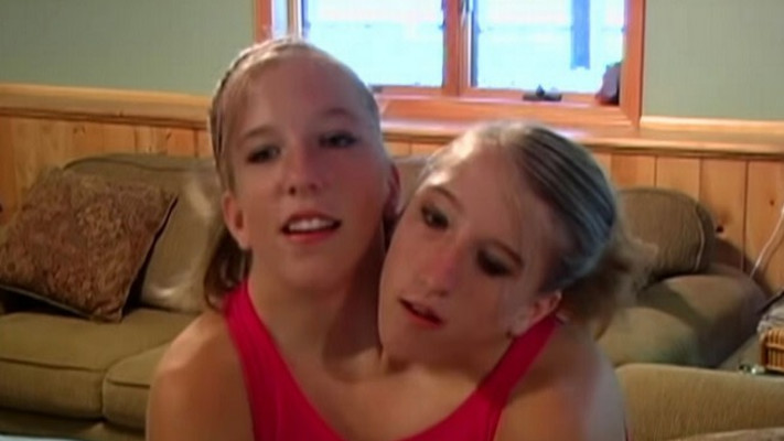 אבי ובריטני בצעירותן