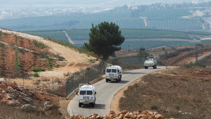 רכבי האו''ם ליד הגבול עם לבנון וישראל (צילום: REUTERS/Aziz Taher)