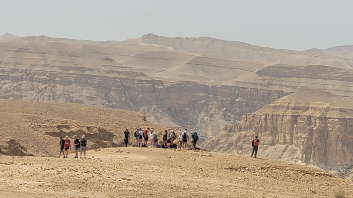 מטיילים בעין ירקעם