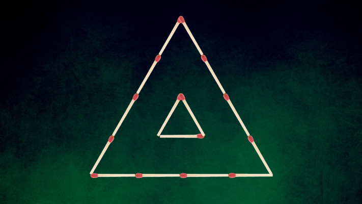 הזיזו שלושה גפרורים כדי ליצור ארבעה משולשים